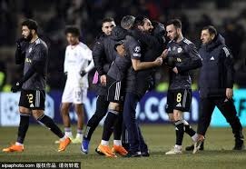 系统总结：博弈思维在“医疗决策”中的应用——手术风险与生存概率的平衡。（系统概览：以博弈论思维审视医疗决策——权衡手术风险与生存率）